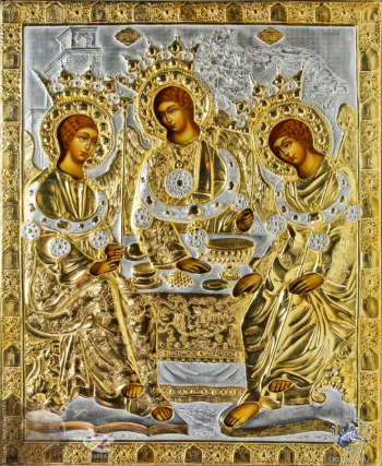 Икона `Святая Троица` в серебряной ризе. Фотограф Марина Роз.