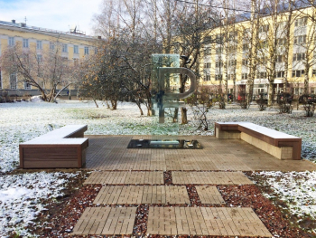 Знак рубля - памятник русскому рублю в Сыктывкаре. Неизвестный фотограф. Фото - Пресс-служба администрации Сыктывкара.