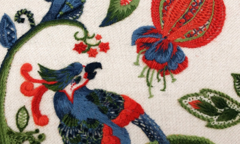 Неизвестный мастер. Попугай. Современная вышивка `Крюил` (Crewel embroidery, Crewelwork). Неизвестный фотограф. Частное собрание.