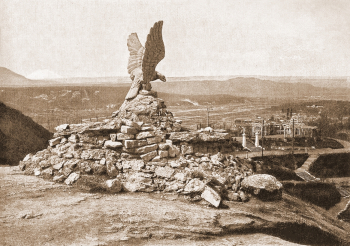 `Орёл, терзающий змею` на Горячей горе - легендарная скульптура Пятигорска. Неизвестный фотограф.