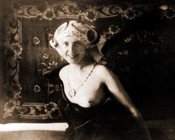 Дымшиц-Толстая Софья Исааковна (Сара Айзиковна Дымшиц), оголившаяся в гостях у Максимилиана Волошина. Неизвестный фотограф.