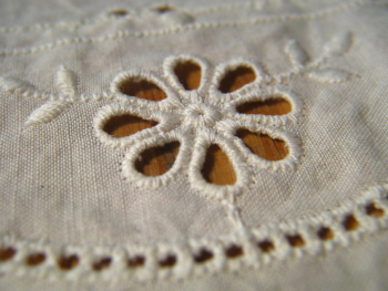 Прорезная вышивка (Embroidery cutwork) или Прорезная гладь. Неизвестный фотограф.