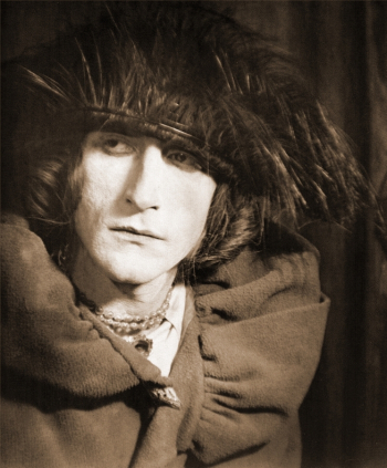 Портрет Марселя Дюшана (Marcel Duchamp) в женском наряде. Фотограф Ман Рэй.