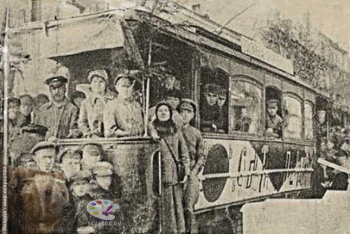 Витебский супрематический трамвай с пассажирами. Фото 1920-х. Неизвестный фотограф.