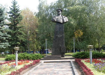 Памятник-бюст маршалу Жукову в Харькове. Снимок неизвестного фотографа.