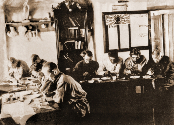 Художники `Артели древней живописи` за работой. 1930-е. Неизвестный фотограф.