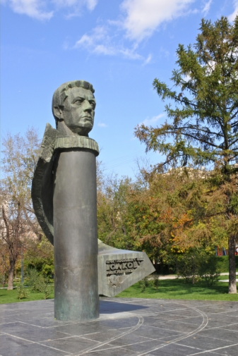 Тоидзе Георгий Моисеевич. Памятник Владиславу Волкову в Москве. Бронза. 1975. Фотограф - Ichite.