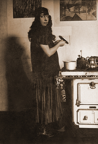 Хлебникова (Митурич-Хлебникова) Вера Владимировна в 1925 году. Неизвестный фотограф.