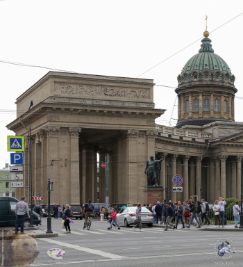 Казанский кафедральный собор в Санкт-Петербурге. Восточная колоннада. Горельеф `Моисей источает воду из камня`. Фотограф Марина Роз.