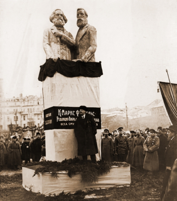 Карл Маркс и Фридрих Энгельс, церемония открытия памятника. Неизвестный фотограф.
