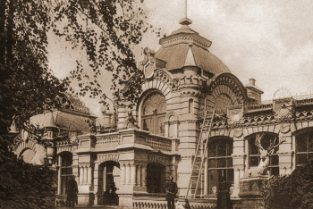 Дворец Романовых в Ташкенте (Дворец великого князя Николая Константиновича), бывшее зданием Ташкентского музея искусств с 1918 по 1935 год. Неизвестный фотограф.