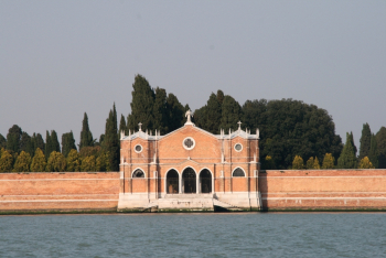 Остров-некрополь Сан-Микеле (San Michele, Остров Святого Михаила) в Венеции. Вход на кладбище. Неизвестный фотограф.