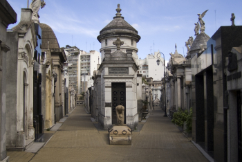 Кладбище Реколета (Cementerio de La Recoleta) в Буэнос-Айресе. Неизвестный фотограф.
