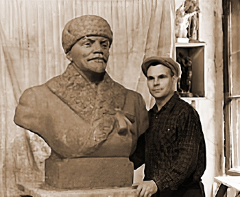 Скульптор Щербаков Николай Андреевич рядом с бюстом В.И.Ленина. Неизвестный фотограф.