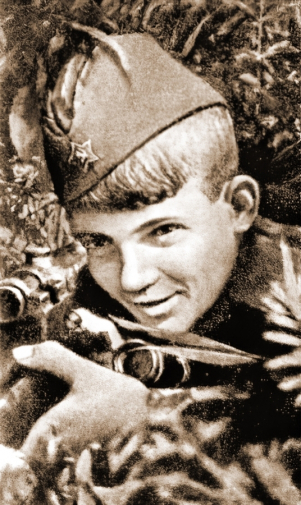 Фотография пионера-героя Васи Курки (Курки Василия Тимофеевича). 1943. Неизвестный военный фотограф.