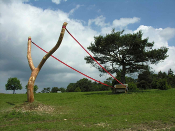 Корнелия Конрадс (Cornelia Konrads). Рогатка. Лэнд-арт. 2010. Айнинг (Германия).