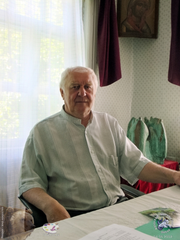 Бычков Юрий Александрович в своём кабинете в имении `Мелихово`. 2002. Фотограф Марина Роз.