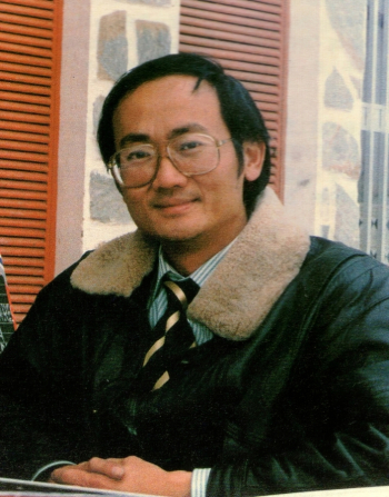 Сантос Ху или Вэнь Шянь Хун (Santos Hu - Wen Shyan Hun) в 1997 году. Неизвестный фотограф.