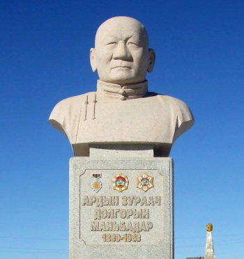 Неизвестный скульптор. Памятник Долгорыну Манибадару (Маньбадару) в Гурвантес Сум. Неизвестный фотограф.