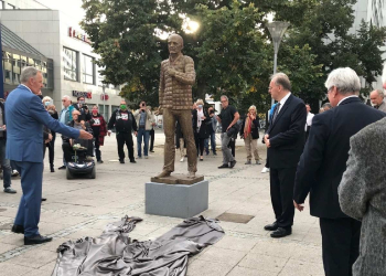 Памятник Горбачёву в Дессау-Рослау. Неизвестный фотограф.