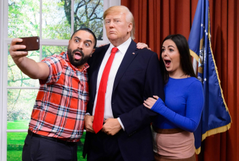 Туристы делают селфи с восковой фигурой Дональда Трампа. Неизвестный фотограф.