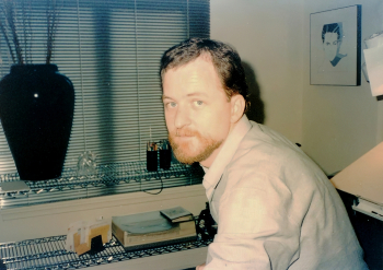 Патрик Нагель (Patrick Nagel), `Пэт Нагель` (Pat Nagel) в своей мастерской. Неизвестный фотограф.