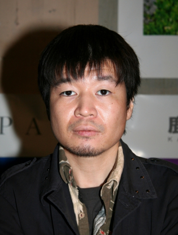 Абэ Ёситоси (Abe Yoshitoshi, `Yoshitoshi ABe`) в 2007 году. Неизвестный фотограф.