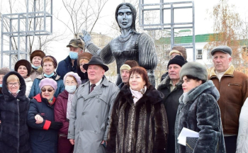 Памятник Алёнке в Нововоронеже. Неизвестный фотограф.