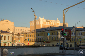 Филиал Малого театра на Большой Ордынке. Вид от метро Добрынинская. Фотограф Марина Роз.