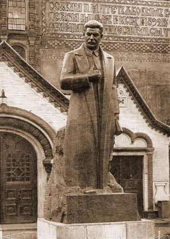 Памятник И.В.Сталину у Третьяковской галереи. Скульптор С.Д.Меркуров. Фото - pastvu.com - migold.