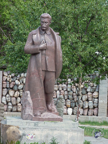 Памятник И.В.Сталину в московском `Музеоне` работы С.Д.Меркурова. Фотограф Марина Роз.