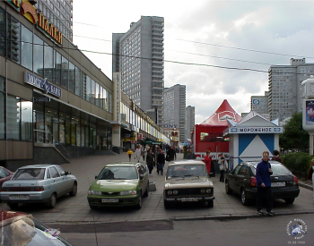 Улица Новый Арбат в Москве. Новый Арбат. Торговый стилобат.