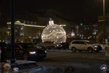 Большой новогодний шар у Большого театра. Инсталляция в Москве. Фотограф Марина Роз.
