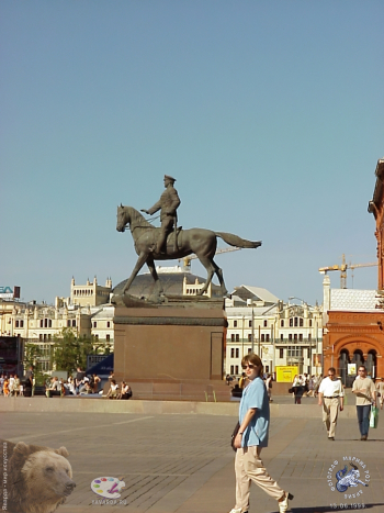 Памятник маршалу Жукову в Москве на Манежной площади. Фотограф Марина Роз.
