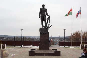 Памятник русскому флотоводцу адмиралу Сенявину в Боровске. Фотограф Марина Роз.