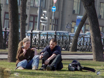 Ильинский (Лубянский) сквер в Москве. Молодёжь весной. Фотограф Марина Роз.