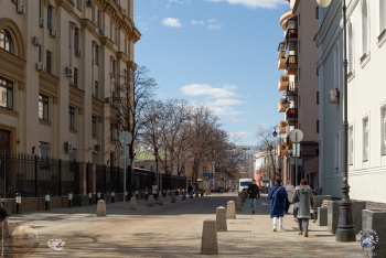 Большой Толмачёвский переулок в Москве. Слева здание `Росатома`. Вид в сторону Третьяковской галереи. Фотограф Марина Роз.