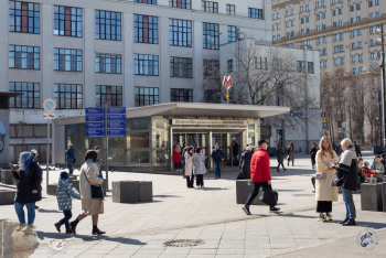 Станция метро `Третьяковская` в Москве на перекрёстке улицы Большая Ордынка и Климентовского переулка. Фотограф Марина Роз.