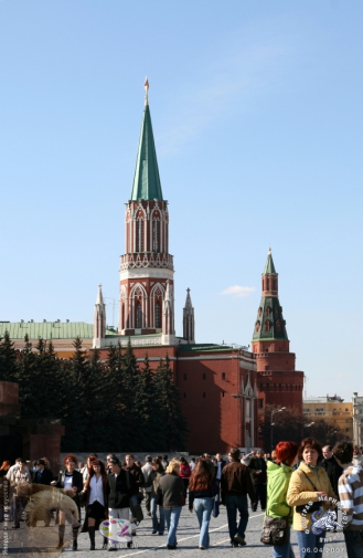 Никольская проездная башня Московского Кремля (на переднем плане), дальше Угловая Арсенальная башня. Фотограф Марина Роз.