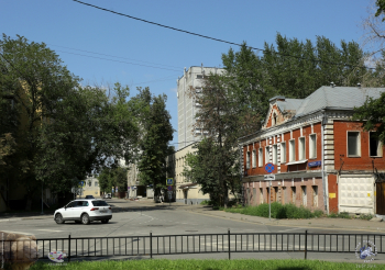1-й Щипковский переулок на повороте влево у дома 16. Место встречи с 4-м Щипковским. Вид от `Твинстора`. Фотограф Марина Роз.