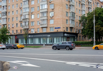 Центр инновационной стоматологии Regale. Москва, Люсиновская улица, дом 72. Вид от казарм. Фотограф Марина Роз.