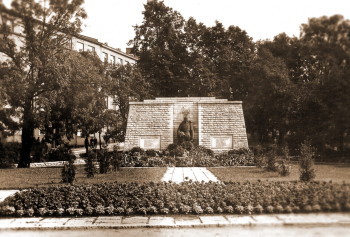 Бронзовый солдат (Pronkssõdur) в Таллине. Памятник советским воинам в Эстонии. Неизвестный фотограф.