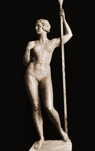 Иодко Ромуальд Ромуальдович. Девушка с веслом. Гипс. 1936. Неизвестный фотограф.