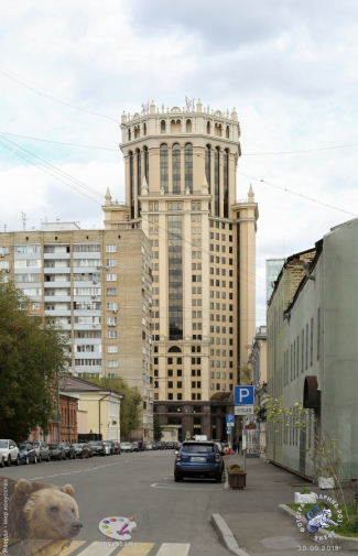 Улица Зацепа. Виден БЦ `Павелецкая плаза`, обрезающий улицу. Фотограф Марина Роз.
