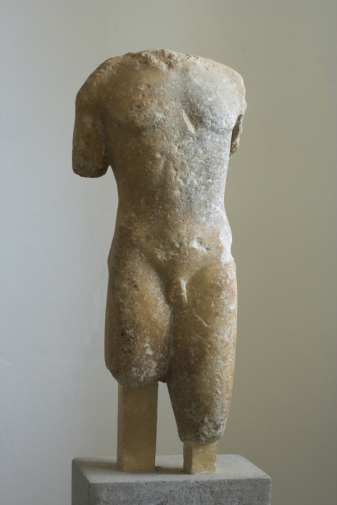Неизвестный скульптор. Курос. Мрамор. Археологический музей Наксоса.