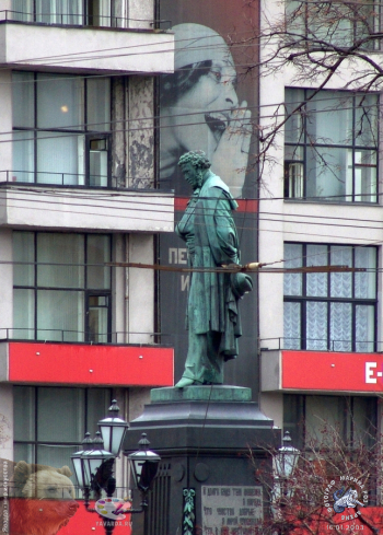 Памятник А.С.Пушкину в Москве на Пушкинской площади. Фотограф Марина Роз.
