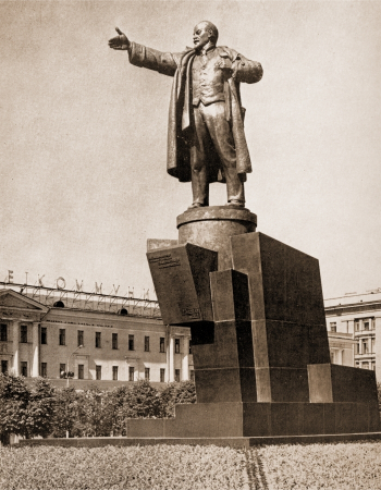Евсеев Сергей Александрович. Памятник В.И.Ленину у Финляндского вокзала. Бронза, башня броневика с радиатором, гранит тёмно-красный. Высота - 10,7 метра. 1926.