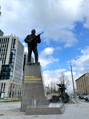 Памятник оружейнику Калашникову в Москве. Неизвестный фотограф.