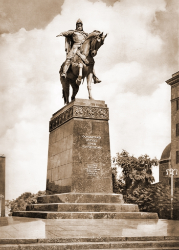 Памятник основателю Москвы Юрию Долгорукому. 1955. Неизвестный фотограф. Мультимедийный комплекс актуальных искусств.