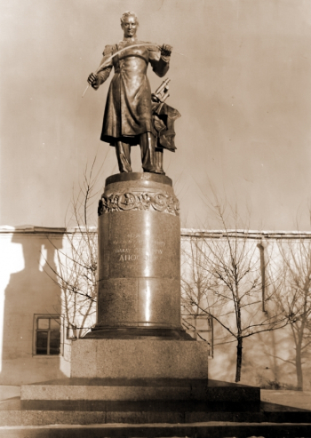 Памятник великому металлургу П.П.Аносову в городе Златоусте. 1956. Неизвестный фотограф. Государственный исторический музей Южного Урала.